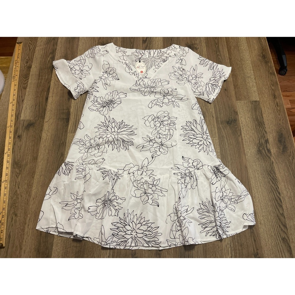 Aoulaydo Shirt, Women's Size Medium, White Black, Floral, V-neck, Ruffle Hem NWT